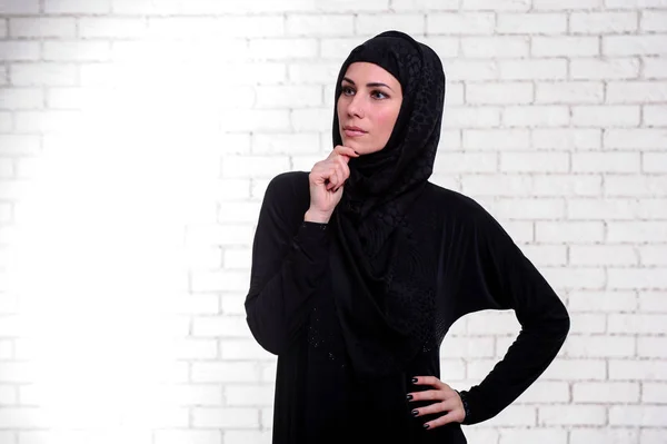 Молодая арабская женщина одета в традиционное арабское платье позирует в помещении . — стоковое фото