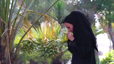 Ağaç üzerinde tarihleri dokunmadan güzel Arapça yang kadın.