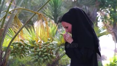 Ağaç üzerinde tarihleri dokunmadan güzel Arapça yang kadın.