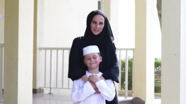 Arapça anne ve oğlu birlikte açık havada.