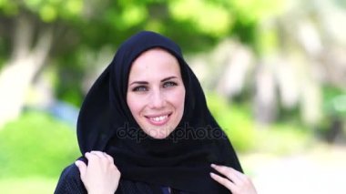 .Güzel mavi gözleri olan Arap kadın portresi.