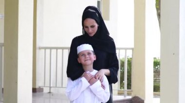 Arapça anne ve oğlu birlikte açık havada.