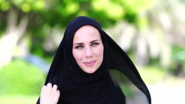 .Güzel mavi gözleri olan Arap kadın portresi.