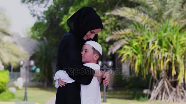 阿拉伯语的母亲和儿子一起玩. — 图库视频影像