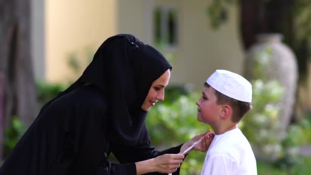 Arabic mother and son together having fun. — Stock Video