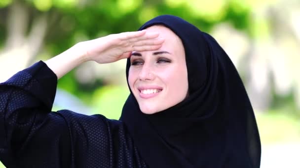 .Портрет арабской молодой женщины с красивыми голубыми глазами . — стоковое видео