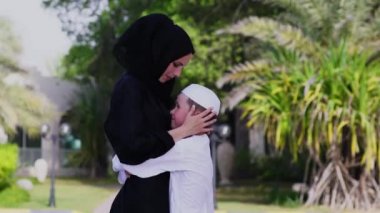 Arapça anne ve oğlu birlikte açık havada.