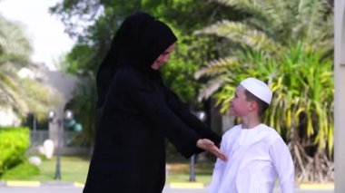 Arapça anne ve oğlu birlikte açık havada oyun. 