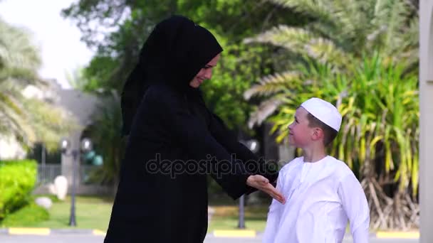 Arabe mère et fils jouer ensemble à l'extérieur . — Video