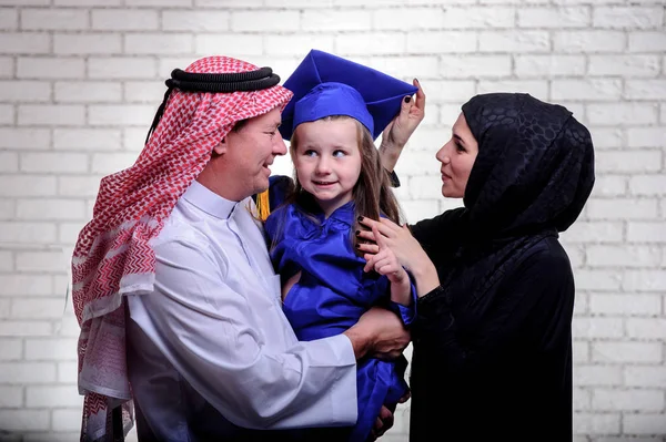 Arabský střední východní rodina pózuje s odstupňovanou dcerou. — Stock fotografie