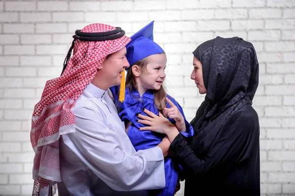 Arabic Middle Eastern family posing with graduated daughter. — Stock Photo, Image