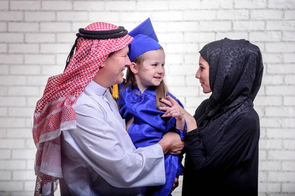 Arabic Middle Eastern family posing with graduated daughter. — Stock Photo, Image