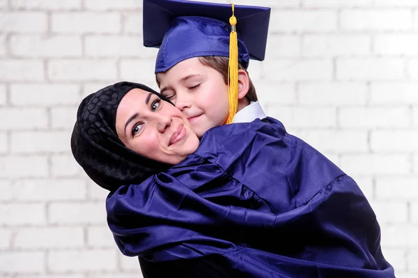 Arapça anne mezun olan oğlu ile stüdyoda poz — Stok fotoğraf
