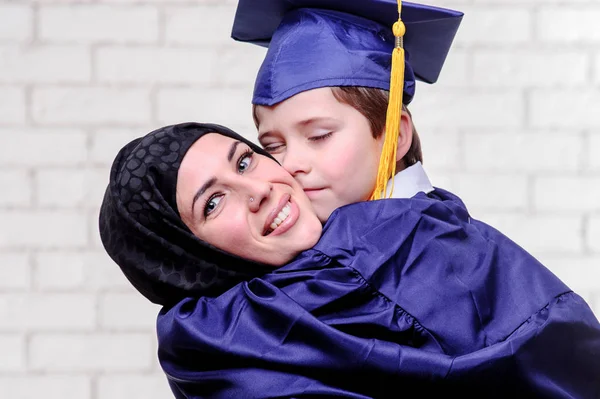 Arabische Mutter posiert mit ihrem Sohn im Studio — Stockfoto