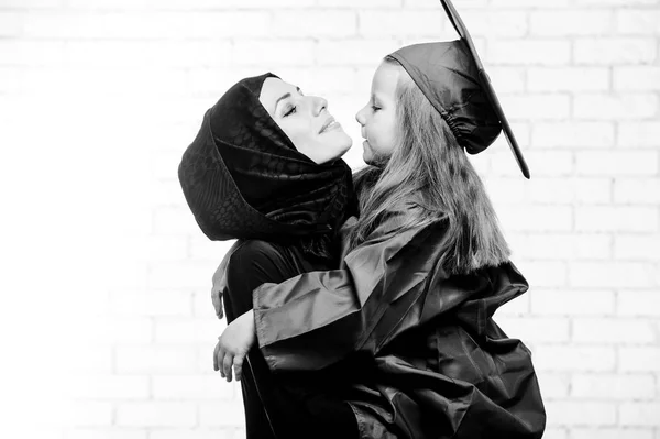 Αραβικά μητέρα που ποζάρει με την αποφοίτησή του im Δημοτικό σχολείο κόρη. — Φωτογραφία Αρχείου