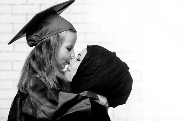 Arabic mother posing with graduating im primary school  daughter. — Stock Photo, Image