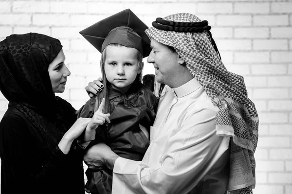 Арабська середнього у сім'ї позують з дозованого дочка на білому тлі. — стокове фото