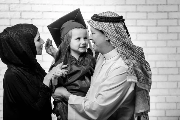 Arabský střední východní rodina pózuje s odstupňovanou dcerou na bílém pozadí. — Stock fotografie