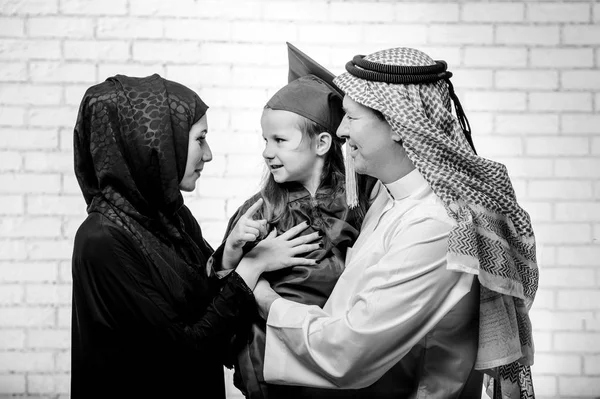 Арабская ближневосточная семья позирует с выпускницей дочери на белом фоне . — стоковое фото