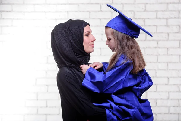 Arabische Mutter posiert mit Tochter. — Stockfoto