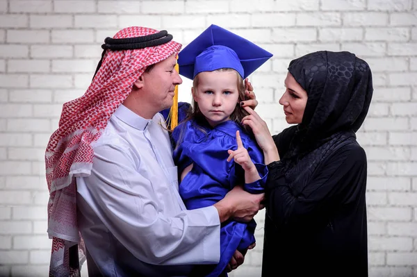 Árabe Família do Oriente Médio posando com filha graduada . — Fotografia de Stock