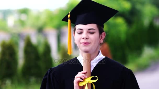 Cena ao ar livre de bela estudante de graduação do sexo feminino . — Vídeo de Stock