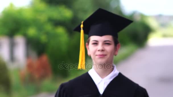 Cena ao ar livre de bela estudante de graduação do sexo feminino . — Vídeo de Stock