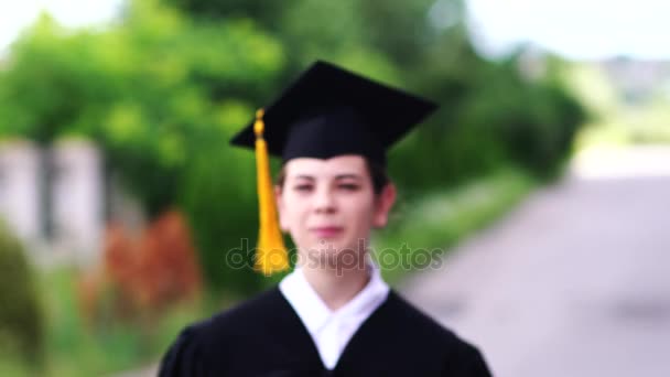 Escena al aire libre de hermosa estudiante graduada femenina . — Vídeos de Stock