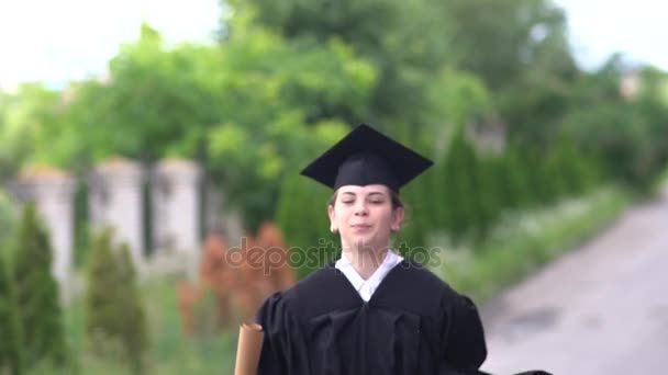 Cena ao ar livre de bela estudante de graduação do sexo feminino . — Vídeo de Stock