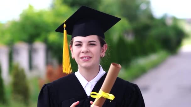 Scena all'aperto di bella studentessa laureata vestita in tazza e abito . — Video Stock