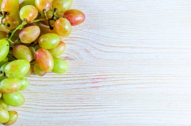 Eski arka planda çeşitli üzüm demet