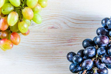 Eski ahşap arka planda çeşitli üzüm demet