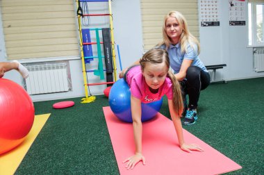 Vinnitsa, Ukrayna, September.2017:Work 25 omurga reabilitation Merkezi, editoryal hasta ile.