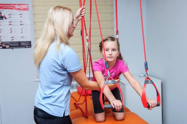 VINNITSA, UKRAINE, 25 Eylül 2017: Omurga Rehabilitasyon Merkezi İmajı hastaları ile birlikte çalışın.