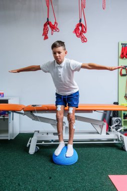 VINNITSA, UKRAINE, 25 Eylül 2017: Omurga Rehabilitasyon Merkezi hastalarıyla çalış. Editör imajı.