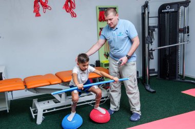 Omurga reabilitation Merkezi hasta ile çalışmak