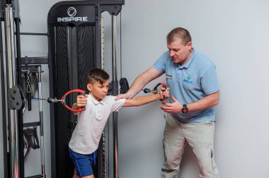 VINNITSA, UKRAINE, 25 Eylül 2017: Omurga Rehabilitasyon Merkezi hastalarıyla çalış. Editör imajı.