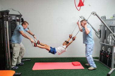 VINNITSA, UKRAINE, 25 Eylül 2017: Omurga Rehabilitasyon Merkezi hastalarıyla çalış. Editör imajı.