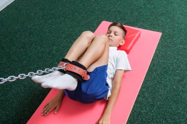 VINNITSA, UKRAINE, 25 Eylül 2017: Omurga Rehabilitasyon Merkezi hastalarıyla çalış. Editör imajı.