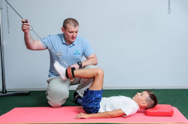 VINNITSA, UKRAINE, 25 Eylül 2017: Omurga Rehabilitasyon Merkezi hastalarıyla çalış. Editör imajı.