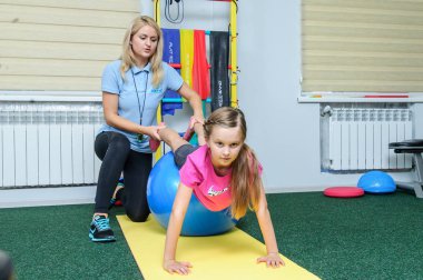 Pozitif gebelik testi tutan genç Arap kadın. 