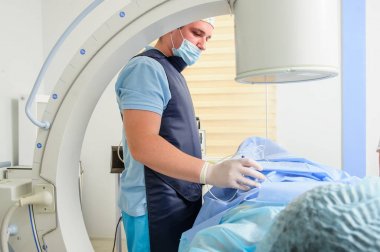 Ortopedi cerrahı takımı steril üniformalı bir insan omurga, omurga Merkezi'ndeki ameliyat acil serviste. Editoryal görüntü.