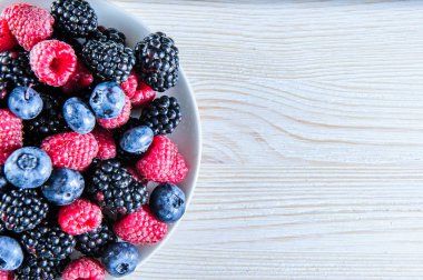 Çeşitli taze yaz çilek, böğürtlen, ahududu ve siyah çilek.