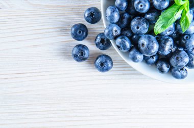 Beyaz arka planda yaprakları ile yaban mersini