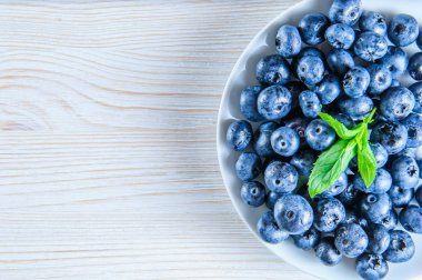 Beyaz arka planda yaprakları ile yaban mersini