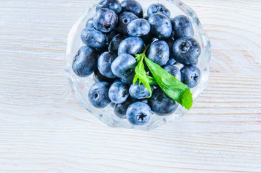 Beyaz arka planda yaprakları ile yaban mersini.