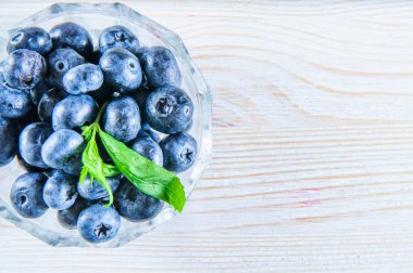 Beyaz arka planda yaprakları ile yaban mersini.