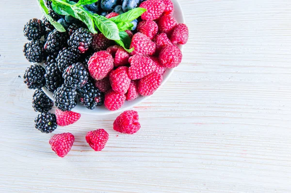 Çeşitli taze yaz meyveleri, backberries ve ahududu.