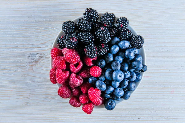 Various fresh summer berries,blueberries, blackberries and raspberries shot from above — Stock Photo, Image