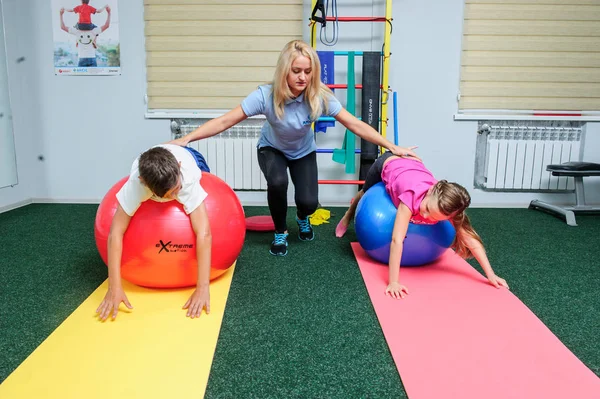 Vinnitsa, Ukrayna, September.2017:Work 25 omurga reabilitation Merkezi, editoryal hasta ile.